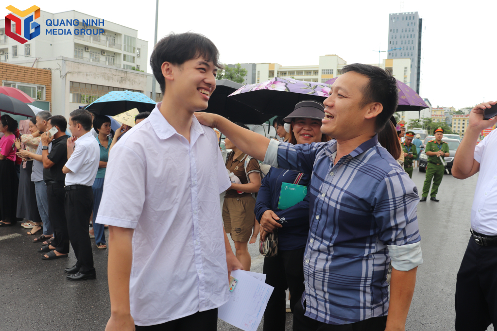 Thí sinh theo học Chương trình Giáo dục phổ thông 2018 phấn khởi khi hoàn thành môn thi cuối cùng.