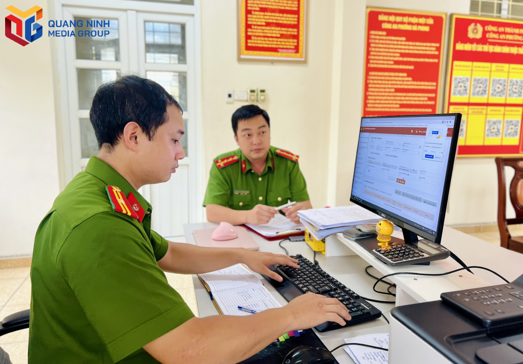 Công an phường Hà Phong (TP Hạ Long) cập nhật thông tin dữ liệu quốc gia về dân cư.