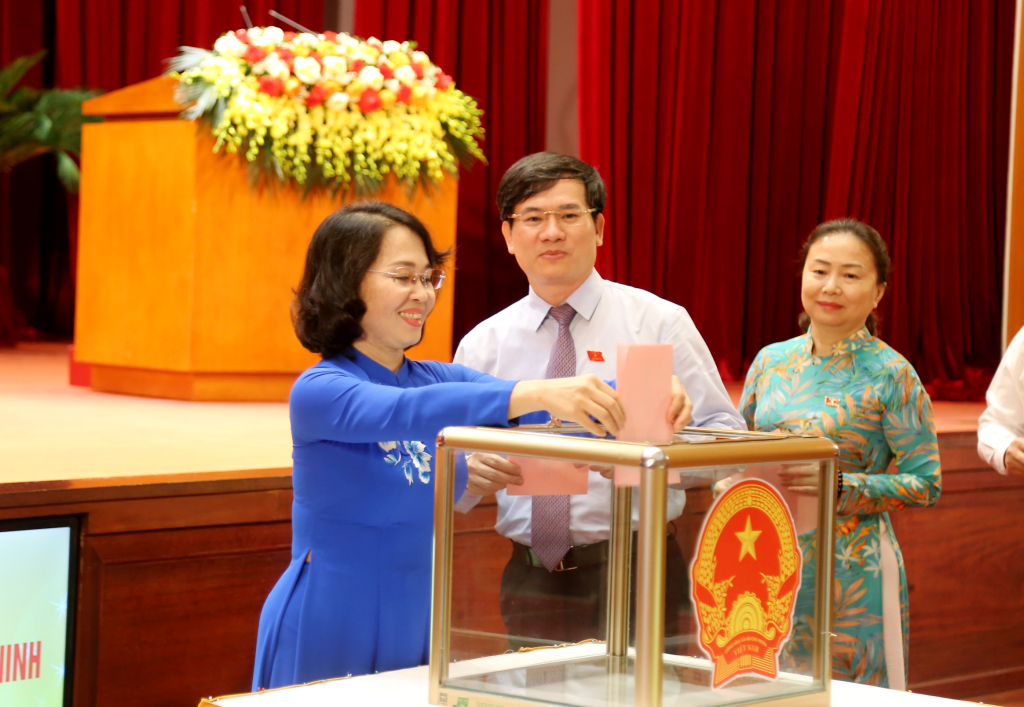 Đại biểu HĐND tỉnh bỏ phiếu bầu chức vụ Trưởng Ban Kinh tế - Ngân sách HĐND tỉnh khoá XIV, nhiệm kỳ 2021-2026