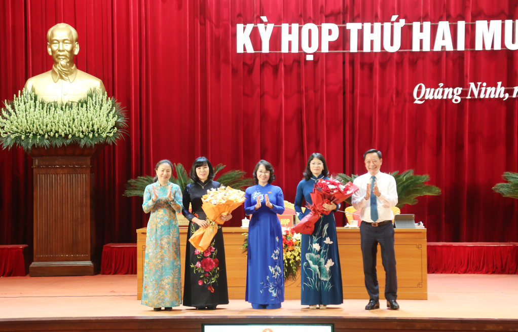 Thường trực HĐND tỉnh tặng hoa cho bà Đỗ Thị Ninh Hường và bà Bùi Thị Hương.