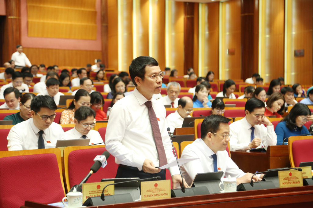 Đại biểu Nguyễn Hồng Dương, tổ đại biểu TP Uông Bí, phát biểu thảo luận tại hội trường