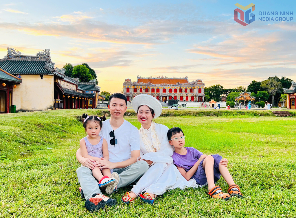 Phụ nữ là người góp phần quan trọng vào việc xây dựng gia đình hạnh phúc, văn minh. (Trong ảnh: Chị Nguyễn Hạnh Hoa, phường Hồng Hải, TP Hạ Long cùng gia đình trong chuyến đi du lịch đến Huế).