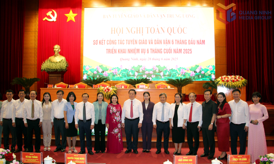 Các đại biểu chụp ảnh lưu niệm bên lề hội nghị.