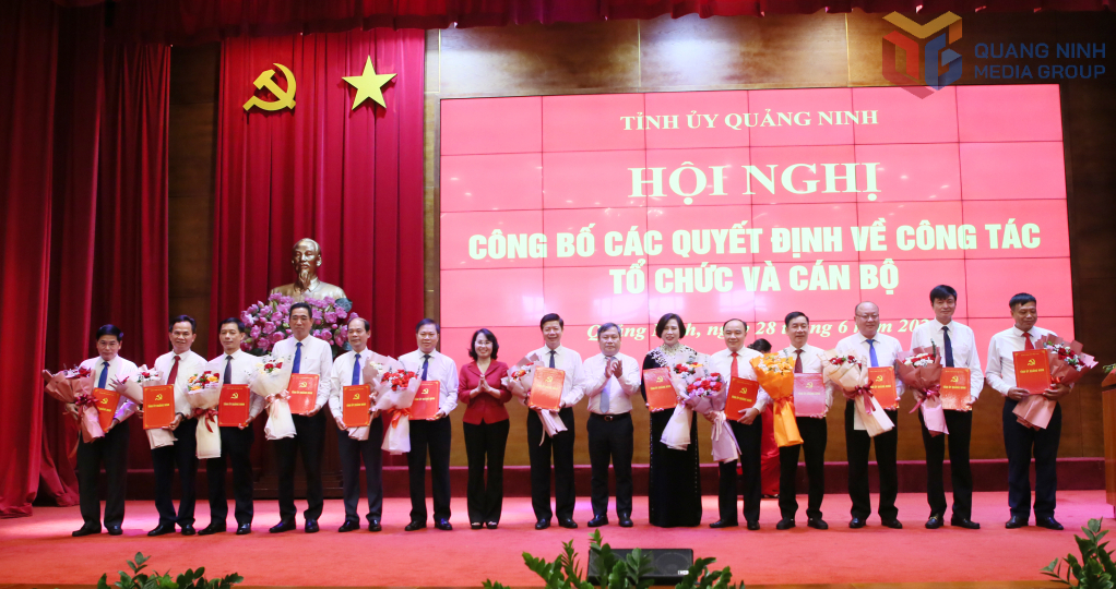 Đồng chí Vũ Đại Thắng, Ủy viên Trung ương Đảng, Bí thư Tỉnh ủy, Trưởng Đoàn ĐBQH tỉnh và đồng chí Trịnh Thị Minh Thanh, Phó Bí thư Thường trực Tỉnh ủy, Chủ tịch HĐND tỉnh trao các Quyết định nghỉ hưu cho các đồng chí.