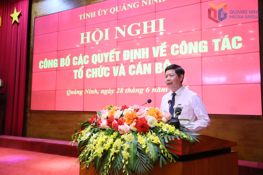 Đồng chí Vũ Thành Long, Bí thư Huyện ủy Ba Chẽ nhận quyết định nghỉ hưu phát biểu tại hội nghị.