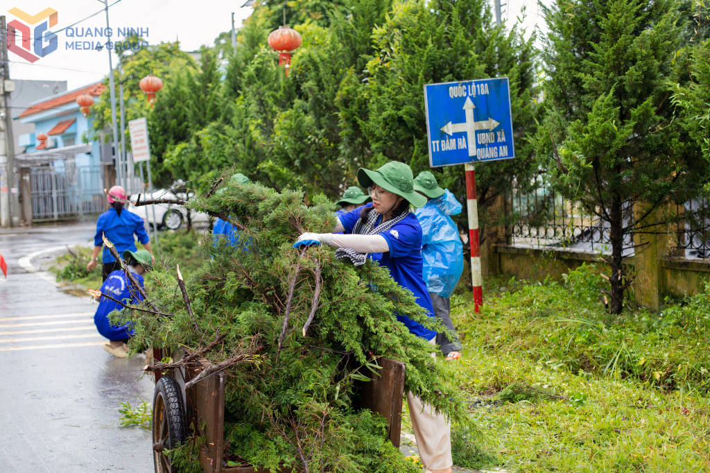 Bích Ngọc tham gia tình nguyện tại xã Quảng An (huyện Đầm Hà).