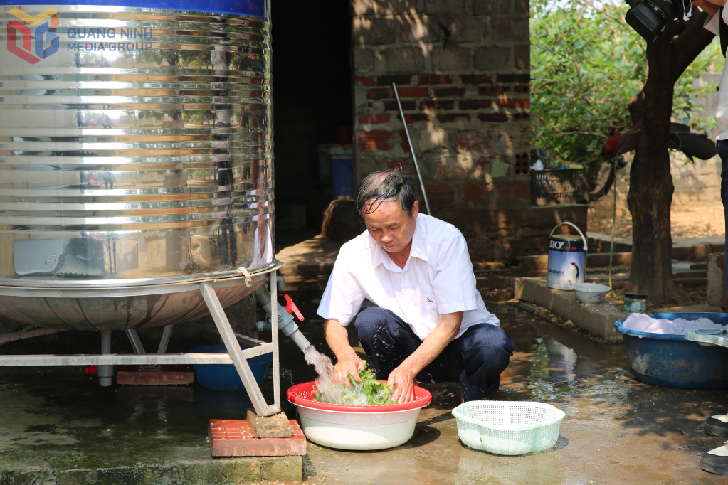 Gia đình ông Nguyễn Văn Tuyến, tổ 1, khu Tràng Bảng 2, phường Tràng An vui mừng khi được sử dụng nguồn nước sạch từ tháng 3/2025.
