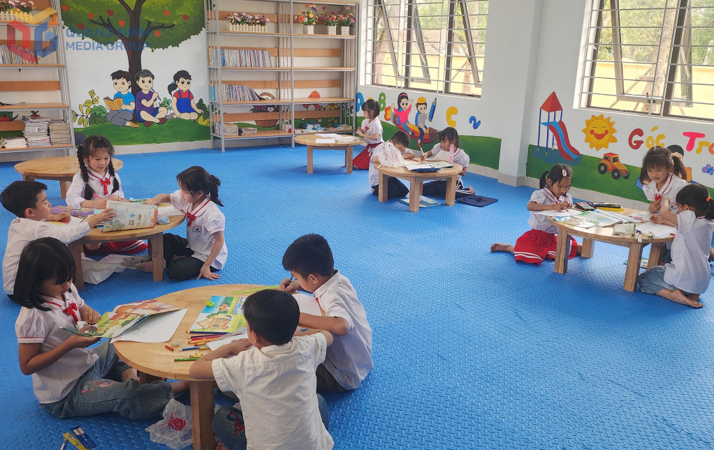 Học sinh Trường Tiểu học Đồng Tiến, xã Đồng Tiến, huyện Cô Tô (nay là đặc khu Cô Tô) đọc sách tại thư viện của nhà trường.
