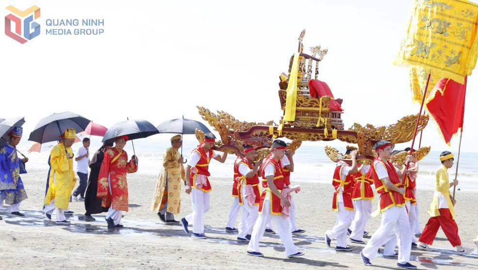 Lễ rước kiệu nghênh Thần trên biển, tại Lễ hội truyền thống đình Trà Cổ, năm 2025.
