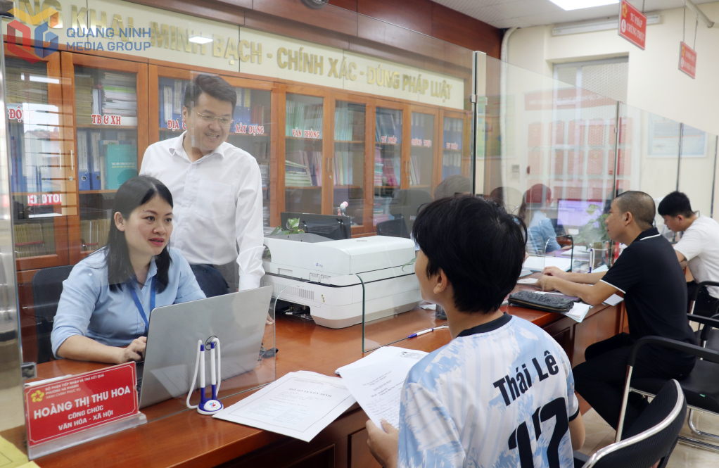 Cán bộ Trung tâm Phục vụ hành chính công phường Cao Xanh giải quyết TTHC cho người dân.
