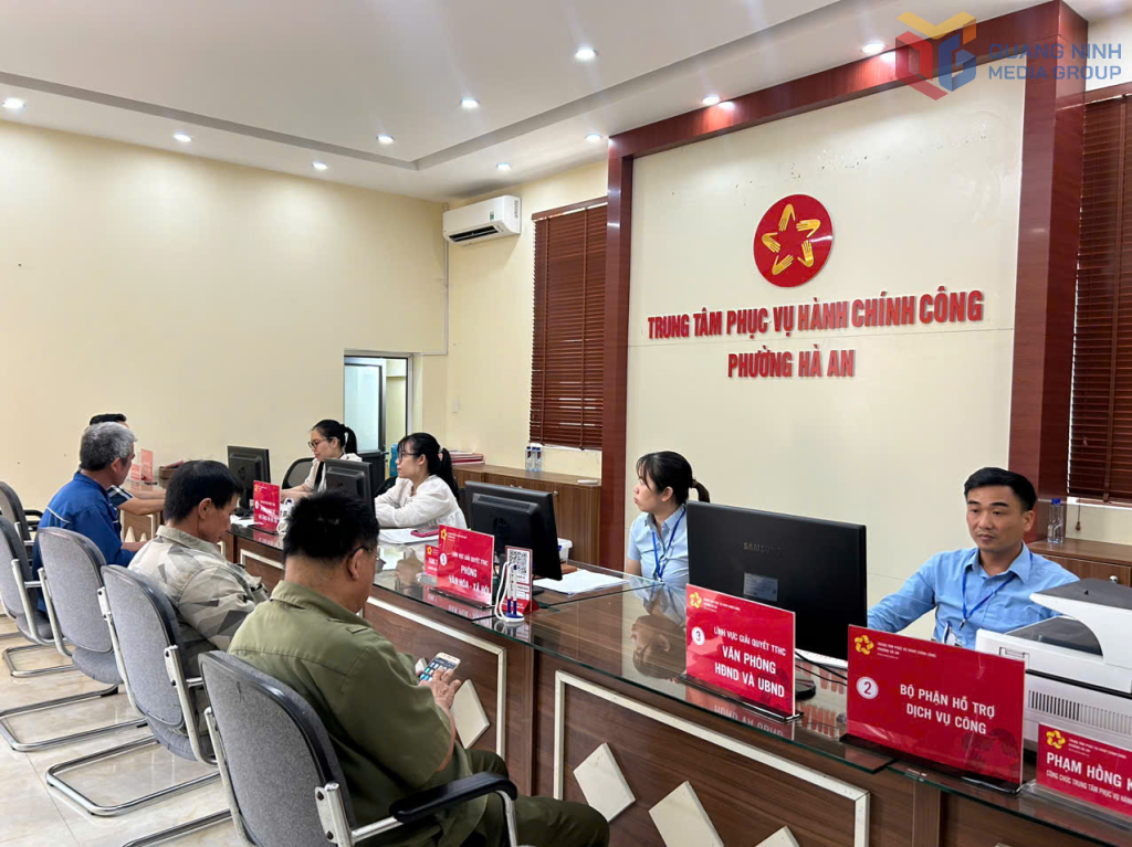 Cán bộ Trung tâm Phục vụ Hành chính công phường Hà An mới giải quyết thủ tục hành chính cho người dân.