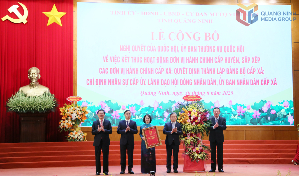 Đồng chí Đoàn Hồng Phong, Ủy viên Trung ương Đảng, Bí thư Đảng ủy, Tổng Thanh tra Chính phủ trao Nghị quyết của Ủy ban Thường vụ Quốc hội về việc sắp xếp các đơn vị hành chính cấp xã của tỉnh Quảng Ninh năm 2025 và tặng hoa chúc mừng Đảng bộ tỉnh Quảng Ninh.