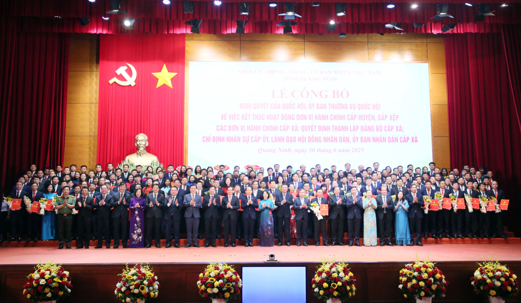 Các đồng chí lãnh đạo Trung ương, lãnh đạo tỉnh, lãnh đạo 54 xã, phường, đặc khu chụp ảnh lưu niệm.