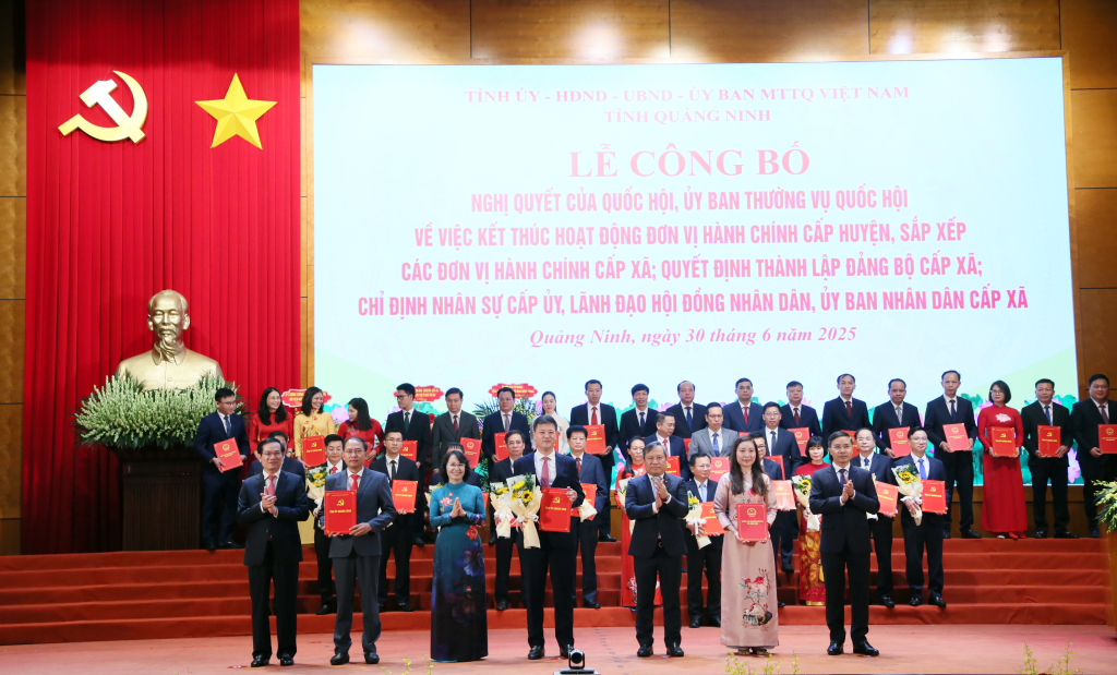 Ban Thường vụ Tỉnh uỷ trao các quyết định của Tỉnh ủy, Ban Thường vụ Tỉnh ủy, các Nghị quyết của HĐND tỉnh và tặng hoa chúc mừng Đảng bộ phường Hà Lầm