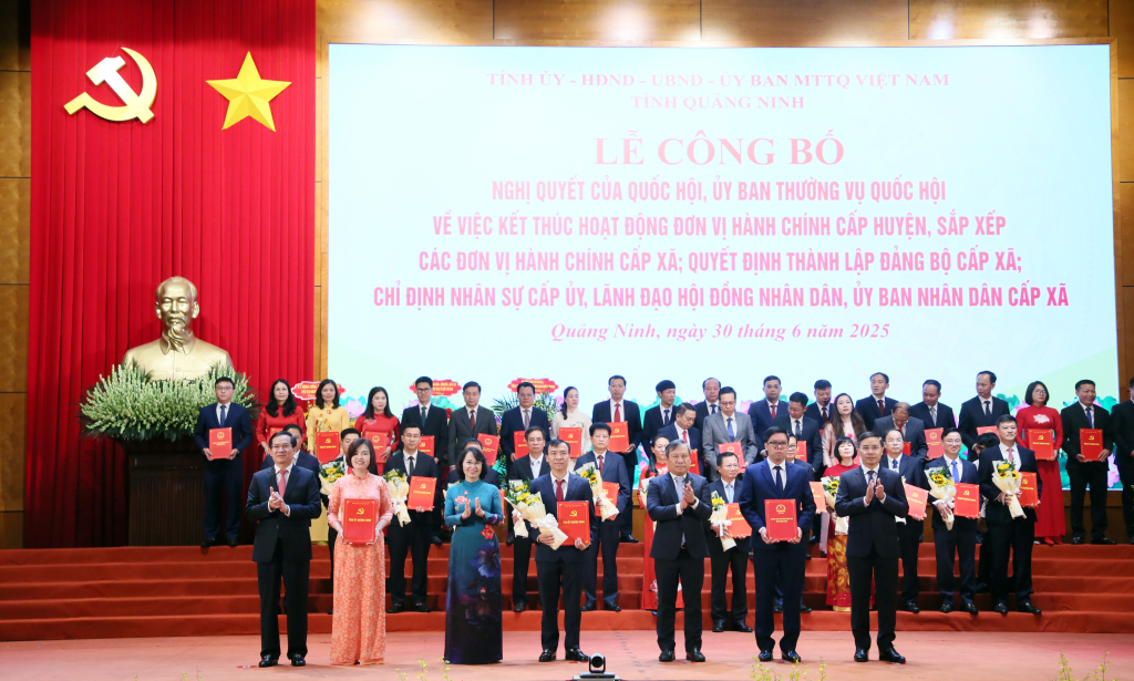 Ban Thường vụ Tỉnh uỷ trao các quyết định của Tỉnh ủy, Ban Thường vụ Tỉnh ủy, các Nghị quyết của HĐND tỉnh và tặng hoa chúc mừng Đảng bộ phường Hiệp Hòa