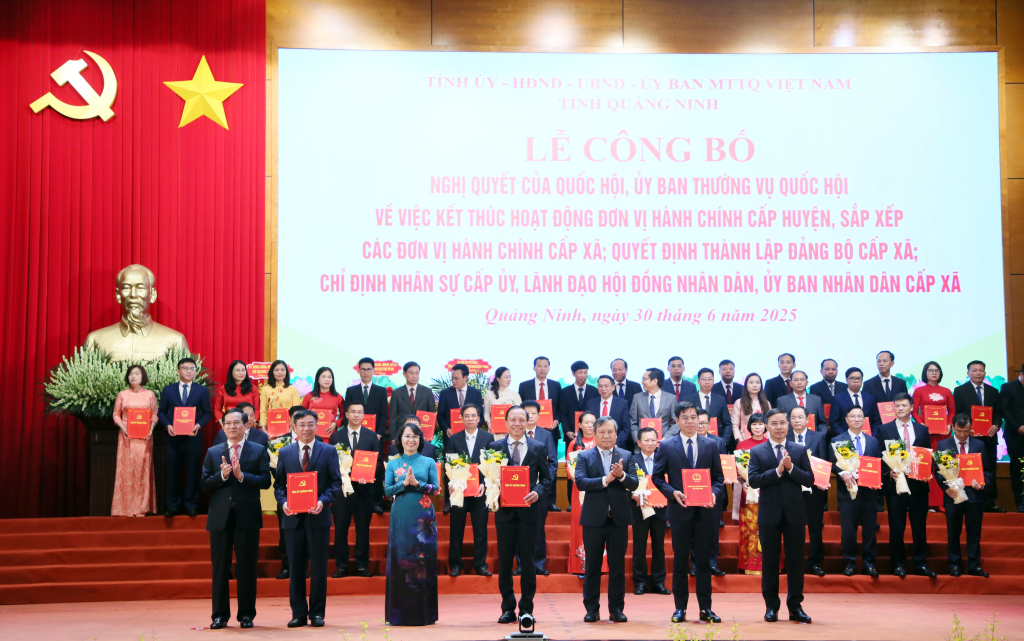 Ban Thường vụ Tỉnh uỷ trao các quyết định của Tỉnh ủy, Ban Thường vụ Tỉnh ủy, các Nghị quyết của HĐND tỉnh và tặng hoa chúc mừng Đảng bộ phường Uông Bí