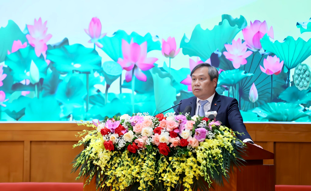 Đồng chí Vũ Đại Thắng, Ủy viên Trung ương Đảng, Bí thư Tỉnh ủy, Trưởng đoàn ĐBQH tỉnh, phát biểu giao nhiệm vụ cho 54 Đảng bộ xã, phường, đặc khu.