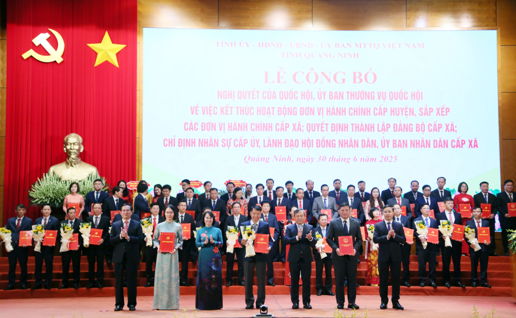 Ban Thường vụ Tỉnh uỷ trao các quyết định của Tỉnh ủy, Ban Thường vụ Tỉnh ủy, các Nghị quyết của HĐND tỉnh và tặng hoa chúc mừng Đảng bộ phường Móng Cái 1