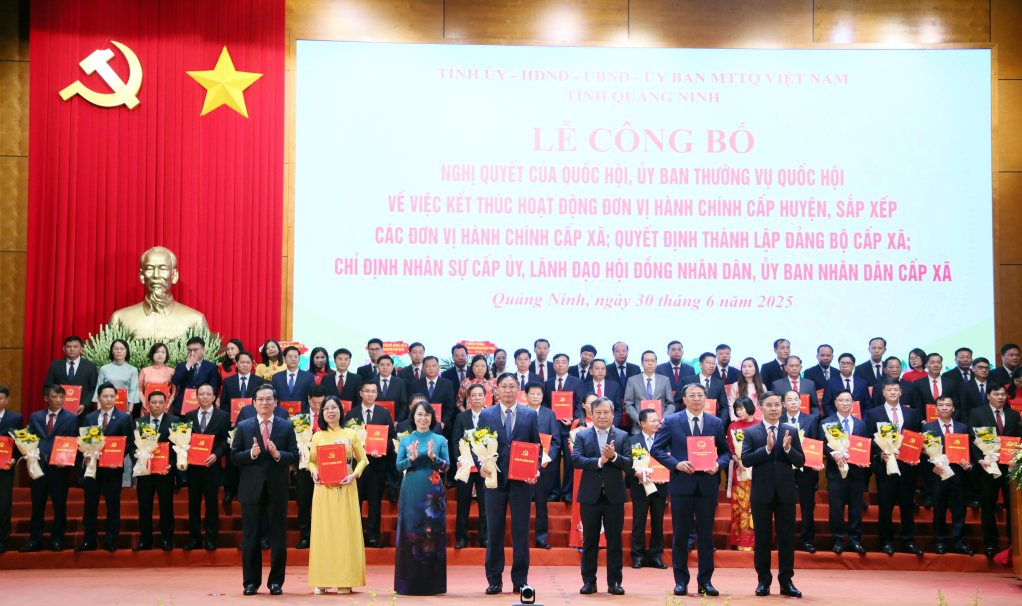 Ban Thường vụ Tỉnh uỷ trao các quyết định của Tỉnh ủy, Ban Thường vụ Tỉnh ủy, các Nghị quyết của HĐND tỉnh và tặng hoa chúc mừng Đảng bộ xã Đường Hoa