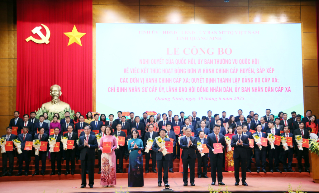 Ban Thường vụ Tỉnh uỷ trao các quyết định của Tỉnh ủy, Ban Thường vụ Tỉnh ủy, các Nghị quyết của HĐND tỉnh và tặng hoa chúc mừng Đảng bộ phường Cao Xanh