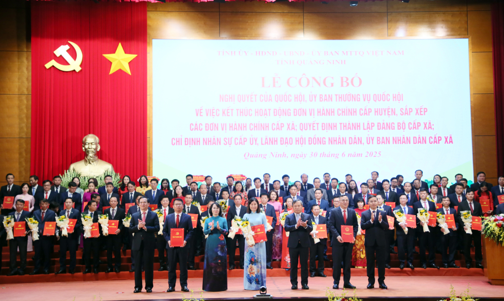 Ban Thường vụ Tỉnh uỷ trao các quyết định của Tỉnh ủy, Ban Thường vụ Tỉnh ủy, các Nghị quyết của HĐND tỉnh và tặng hoa chúc mừng Đảng bộ xã Hải Ninh