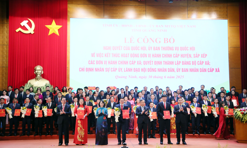 Ban Thường vụ Tỉnh uỷ trao các quyết định của Tỉnh ủy, Ban Thường vụ Tỉnh ủy, các Nghị quyết của HĐND tỉnh và tặng hoa chúc mừng Đảng bộ phường Cửa Ông