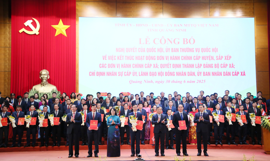 Ban Thường vụ Tỉnh uỷ trao các quyết định của Tỉnh ủy, Ban Thường vụ Tỉnh ủy, các Nghị quyết của HĐND tỉnh và tặng hoa chúc mừng Đảng bộ phường Vàng Danh