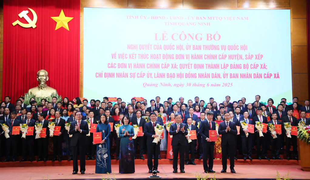 Ban Thường vụ Tỉnh uỷ trao các quyết định của Tỉnh ủy, Ban Thường vụ Tỉnh ủy, các Nghị quyết của HĐND tỉnh và tặng hoa chúc mừng Đảng bộ phường An Sinh.