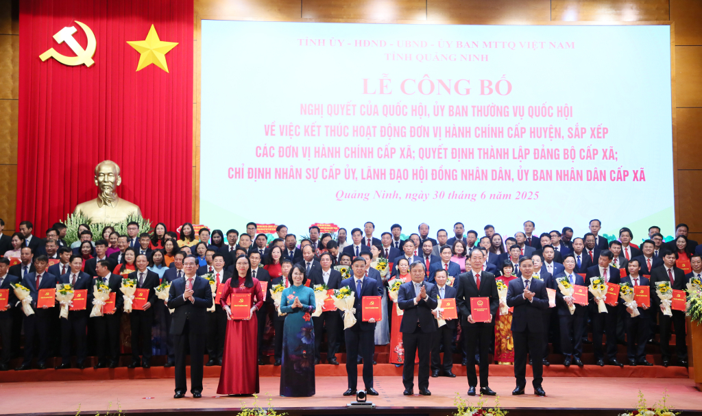 Ban Thường vụ Tỉnh uỷ trao các quyết định của Tỉnh ủy, Ban Thường vụ Tỉnh ủy, các Nghị quyết của HĐND tỉnh và tặng hoa chúc mừng Đảng bộ phường Đông Mai.