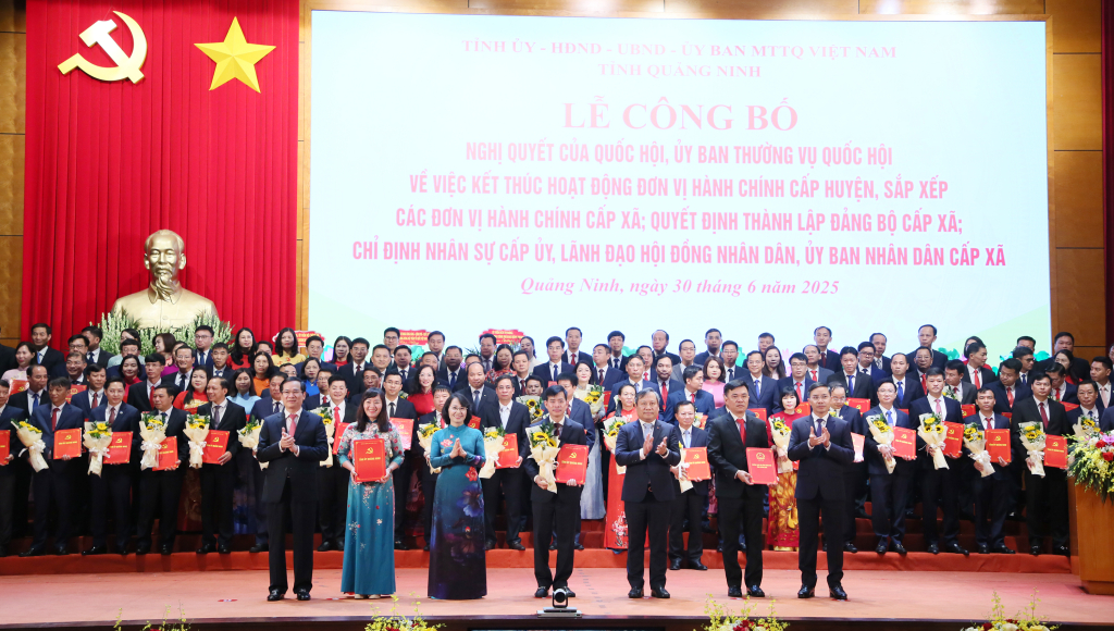 Ban Thường vụ Tỉnh uỷ trao các quyết định của Tỉnh ủy, Ban Thường vụ Tỉnh ủy, các Nghị quyết của HĐND tỉnh và tặng hoa chúc mừng Đảng bộ xã Thống Nhất.