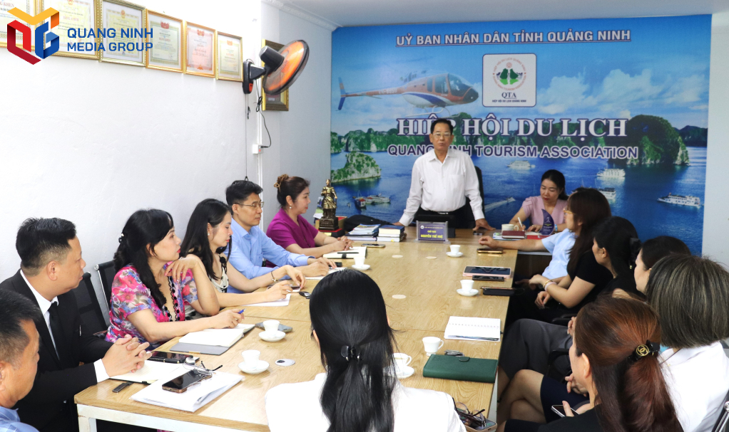 Quang cảnh cuộc họp.