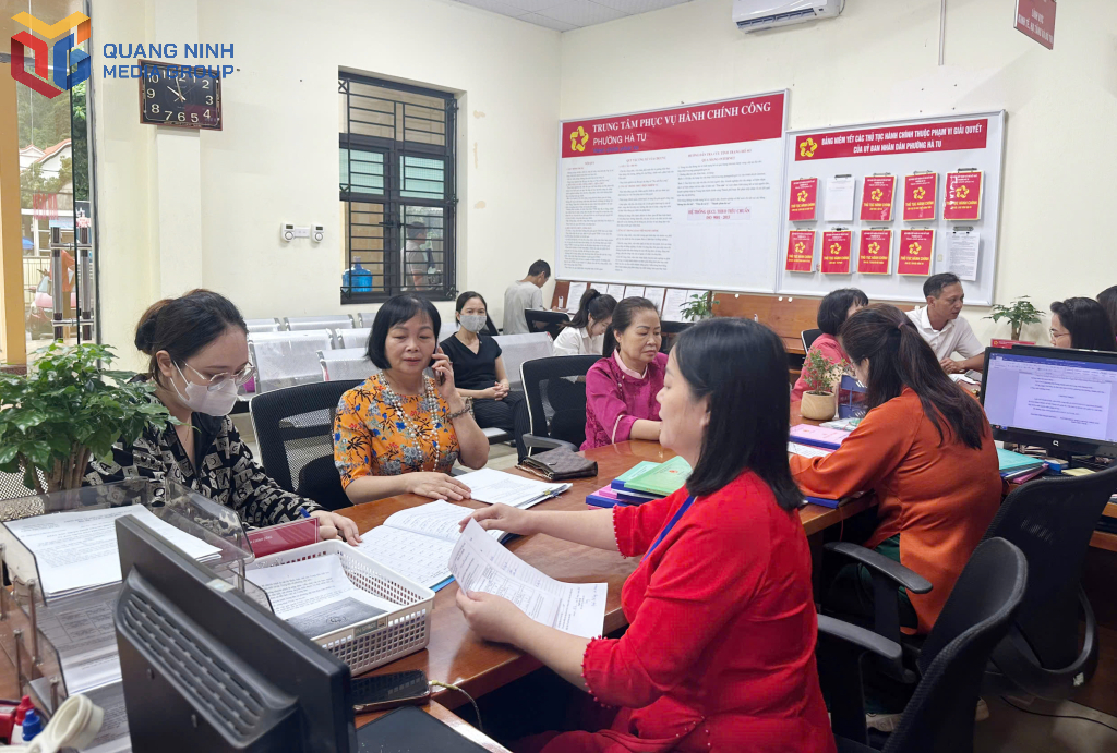 Cán bộ Trung tâm phục vụ hành chính công phường Hà Tu giải quyết thủ tục hành chính cho người dân.