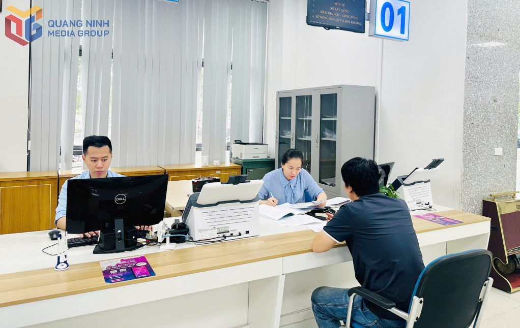Người dân tới giải quyết thủ tục hành chính tại Trung tâm phục vụ hành chính công tỉnh.