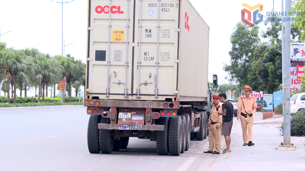 Từ ngày 20/6 - 20/7/2025 Phòng CSGT (Công an tỉnh) thực hiện tổng kiểm tra xe ô tô khách, xe ô tô tải, xe container trên địa bàn nhằm kéo giảm TNGT liên quan đến các phương tiện này.