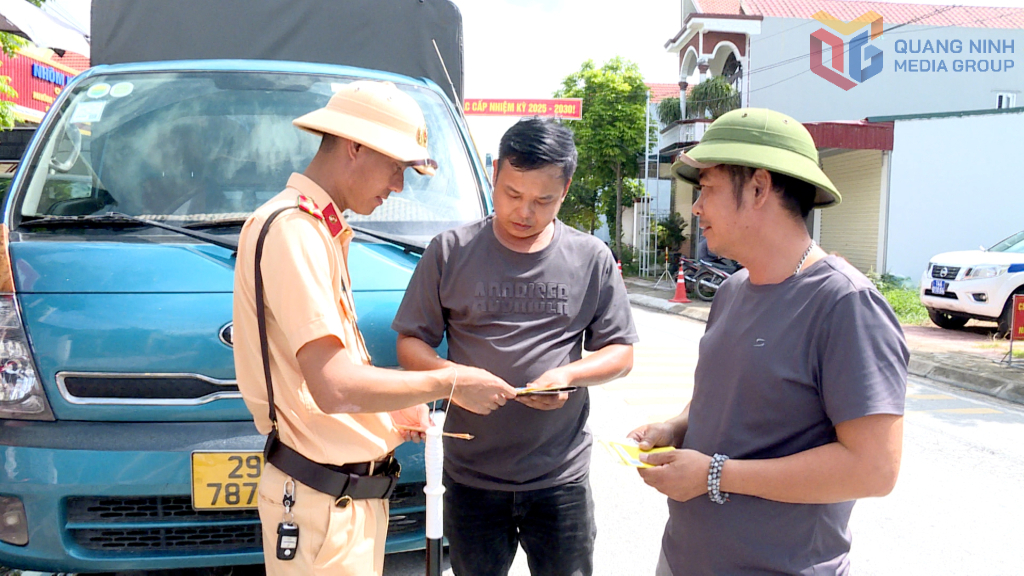 Trong tuần đầu thực hiện tổng kiểm tra, lực lượng CSGT (Công an tỉnh) đã xử lý gần 600 trường hợp lái xe tải, xe khách, xe container vi phạm TTATGT trên địa bàn.