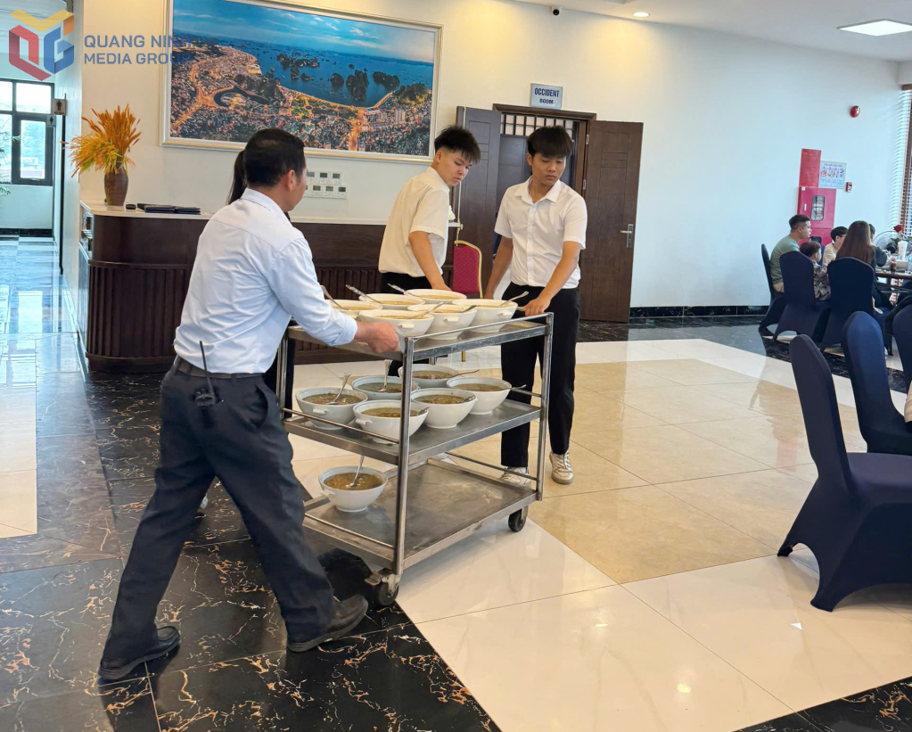 Em Trần Minh Trí (ở giữa) trong ca làm việc.