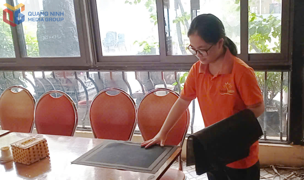 Em Trần Thị Ngọc Diệp bàn ăn.