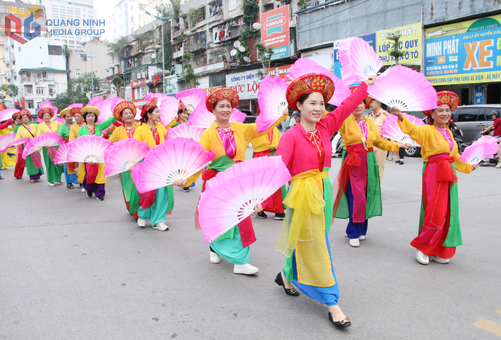 Người dân địa phương háo hức, vui tươi tham gia lễ hội Đền Đức Ông Trần Quốc Nghiễn năm 2025.