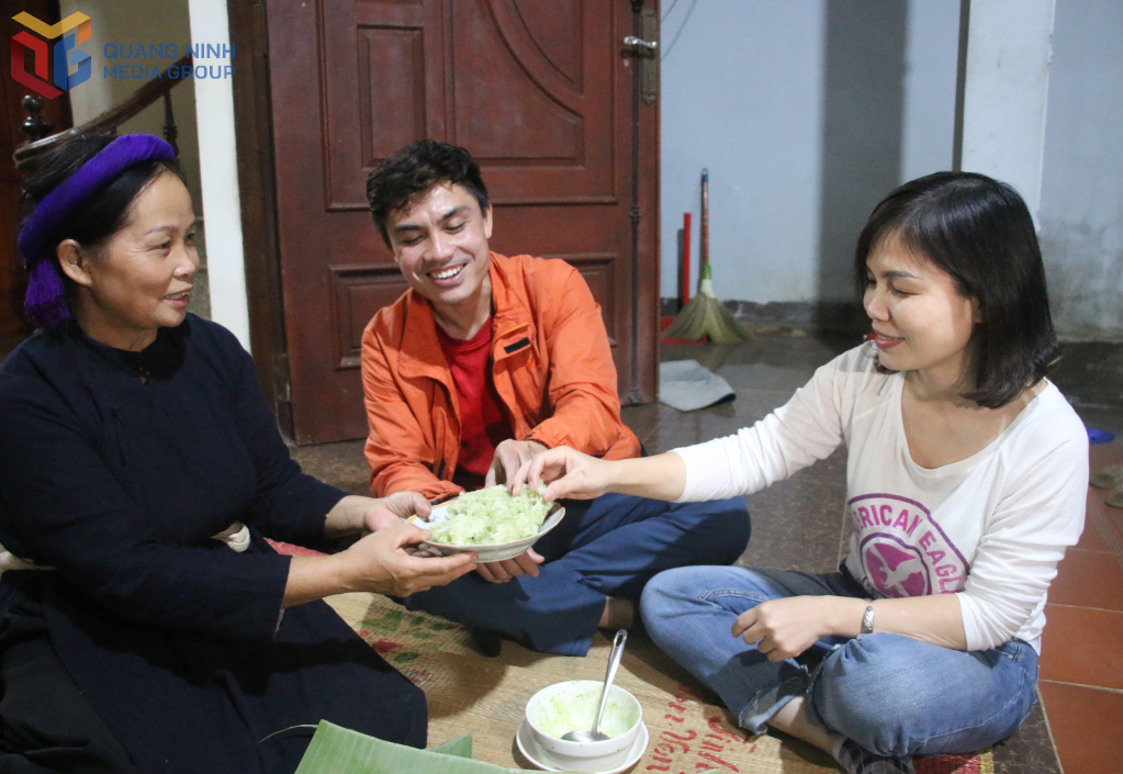 Du khách trải nghiệm lễ mừng cơm mới tại nhà người dân trên địa bàn xã Lục Hồn.