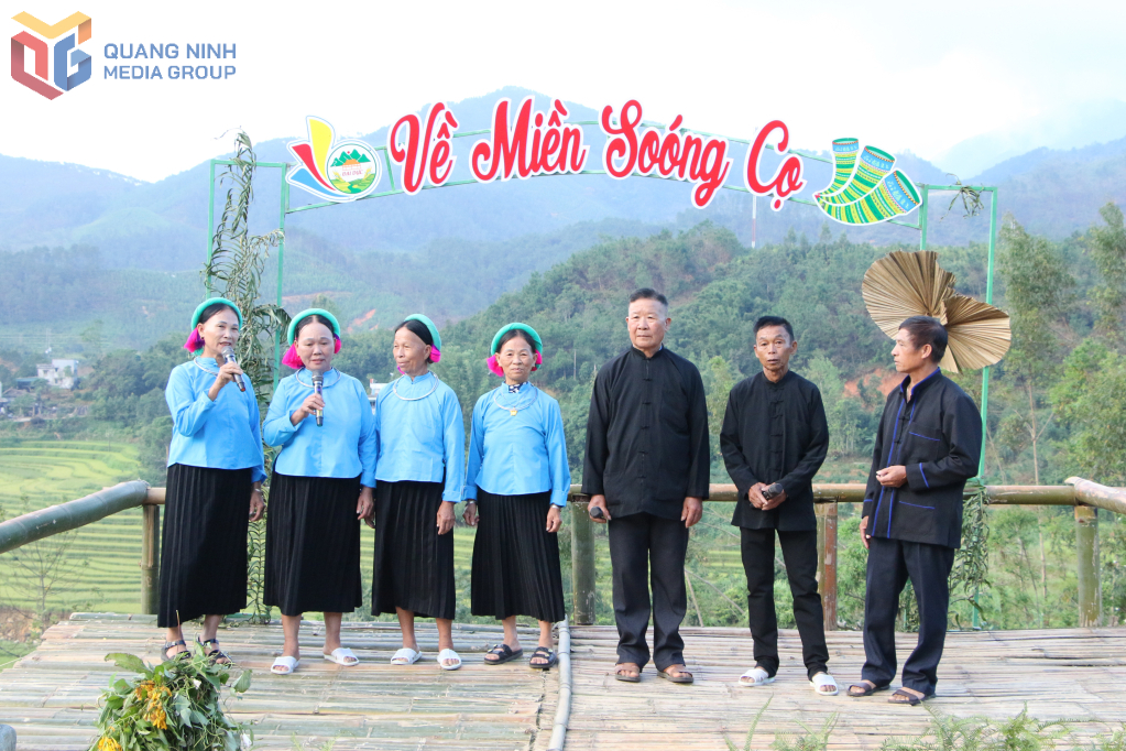 Người Sán Chỉ xã giao lưu hát Soóng cọ tại lễ hội