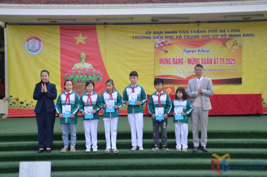 BHXH tỉnh trao tặng thẻ BHYT cho học sinh có hoàn cảnh khó khăn tại Trường TH-THCS Minh Khai, nay thuộc phường Hà Tu (tháng 1/2025)
