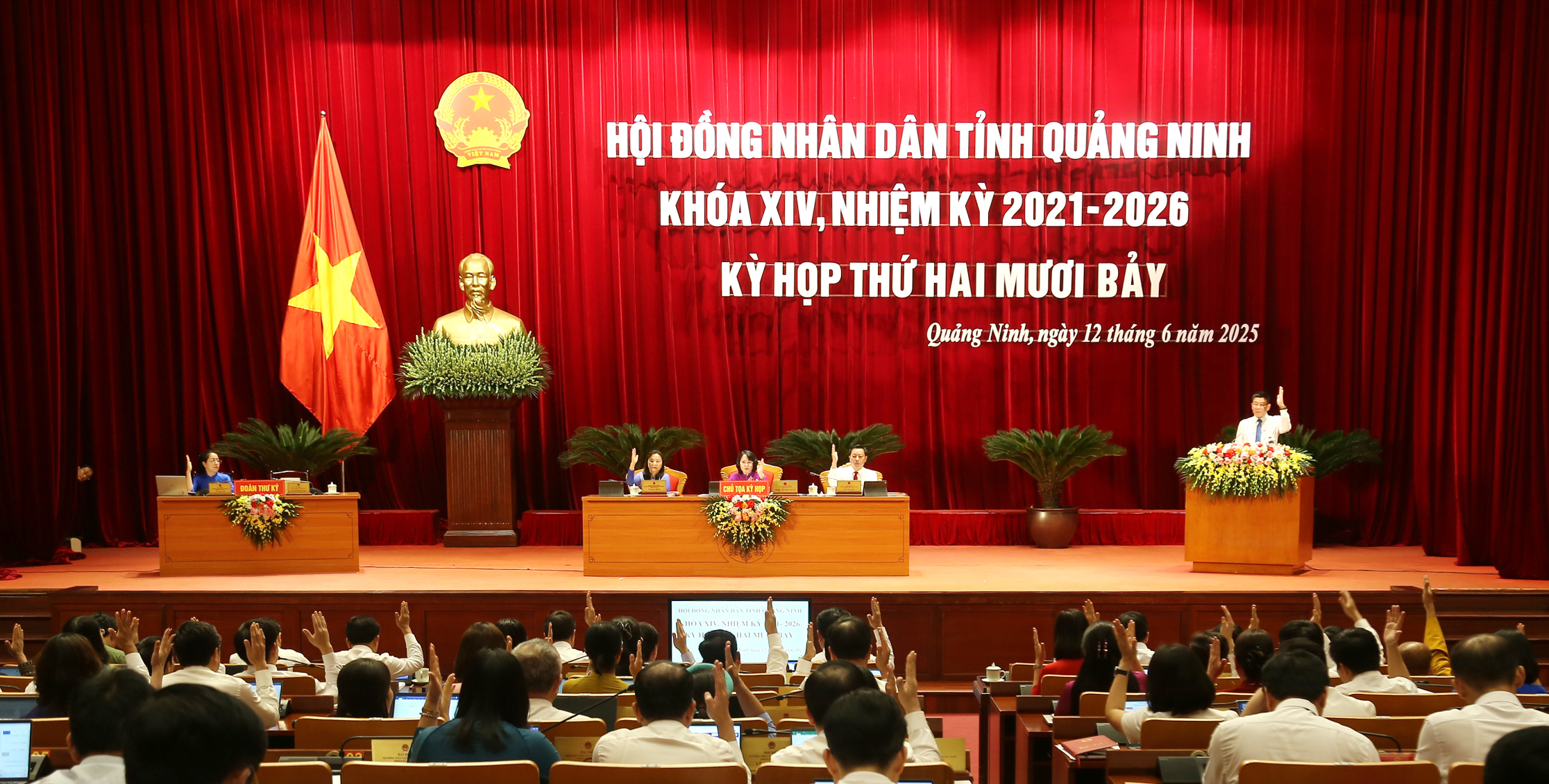 Các đại biểu biểu quyết thông qua các nghị quyết tại Kỳ họp.