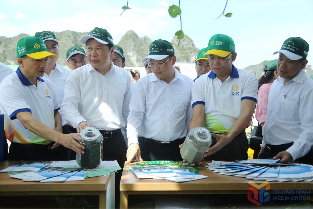 Bộ NN&MT phối hợp cùng tỉnh Quảng Ninh tổ chức mít tinh hưởng ứng Ngày Môi trường Thế giới (5/6) và Tháng hành động vì môi trường năm 2025 với chủ đề “Chống ô nhiễm nhựa”. Ảnh: Đỗ Phương - Phạm Tăng