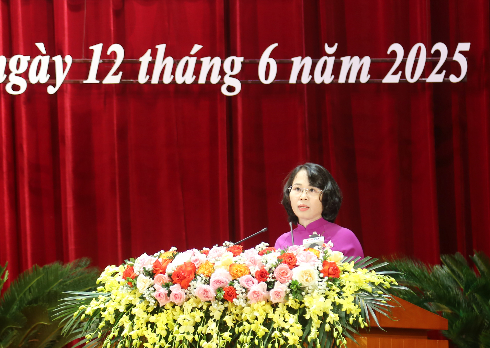 Đồng chí Trịnh Thị Minh Thanh, Phó Bí thư Thường trực HĐND tỉnh, Chủ tịch HĐND tỉnh, phát biểu bế mạc kỳ họp.