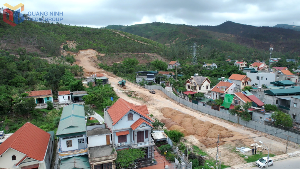 Tuyến đường công vụ để vận chuyển đất ra công trường từ mỏ Trưng Vương (TP Uông Bí) được khẩn trương hoàn thành, đưa vào sử dụng từ ngày 22/6/2025. Ảnh: Thành Công