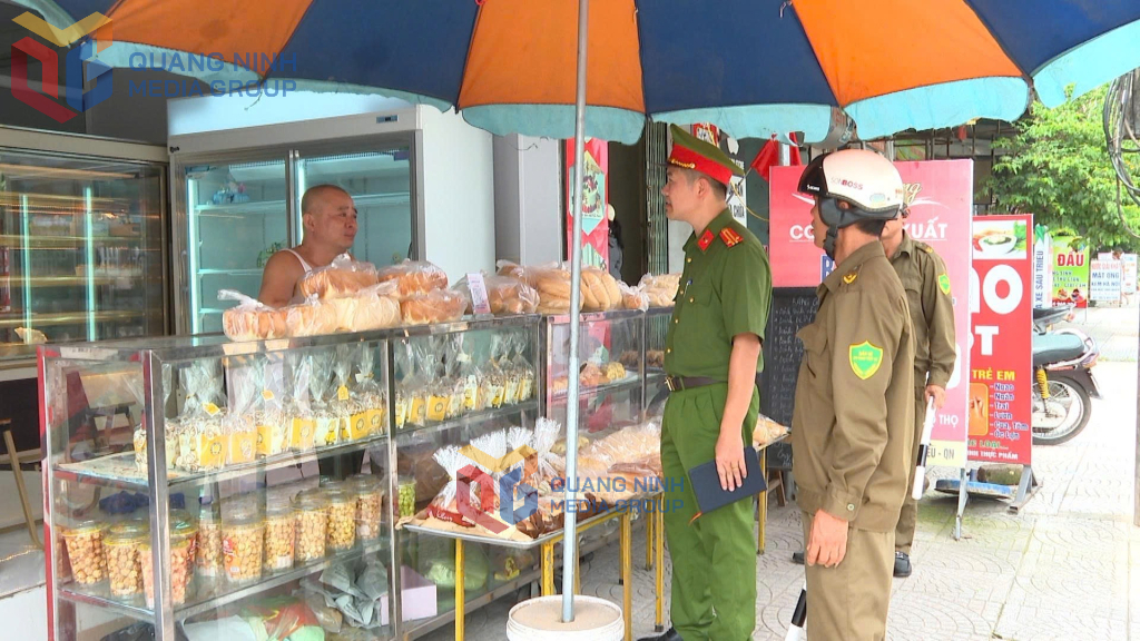 Công an phường Bình Khê (TP Đông Triều) tuần tra kết hợp tuyên truyền Luật Trật tự, ATGT đường bộ cho người dân. Ảnh: Nguyễn Duy