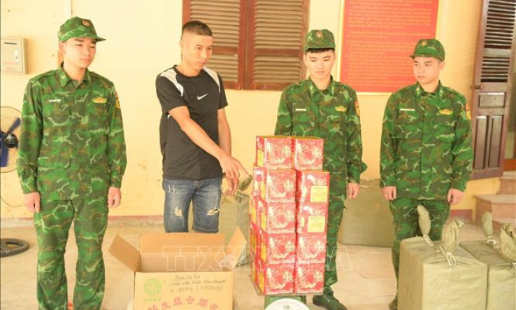 Bắt giữ 8 đối tượng vận chuyển gần 400kg pháo nổ nhập lậu