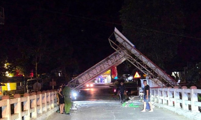 Xe tải làm sập cổng chào trung tâm thị trấn tại Hà Tĩnh