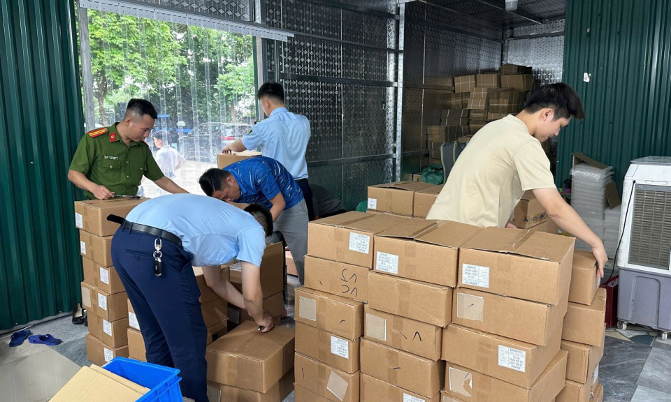Phát hiện hơn 5.000 lọ mỹ phẩm nhập lậu tại Gia Lâm, Hà Nội