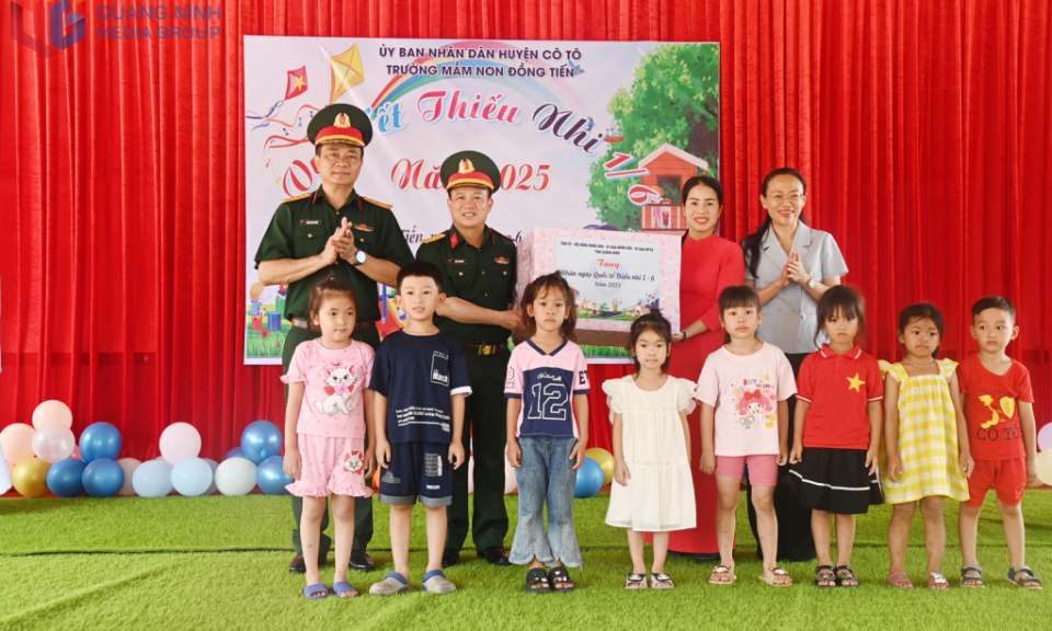 Chỉ huy trưởng Bộ CHQS tỉnh Quảng Ninh thăm, tặng quà các cháu thiếu nhi huyện Cô Tô